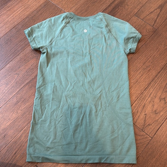 lululemon athletica Swiftly Tech Short Sleeve Tee - Green Hip Length size 6 - Picture 3 of 4